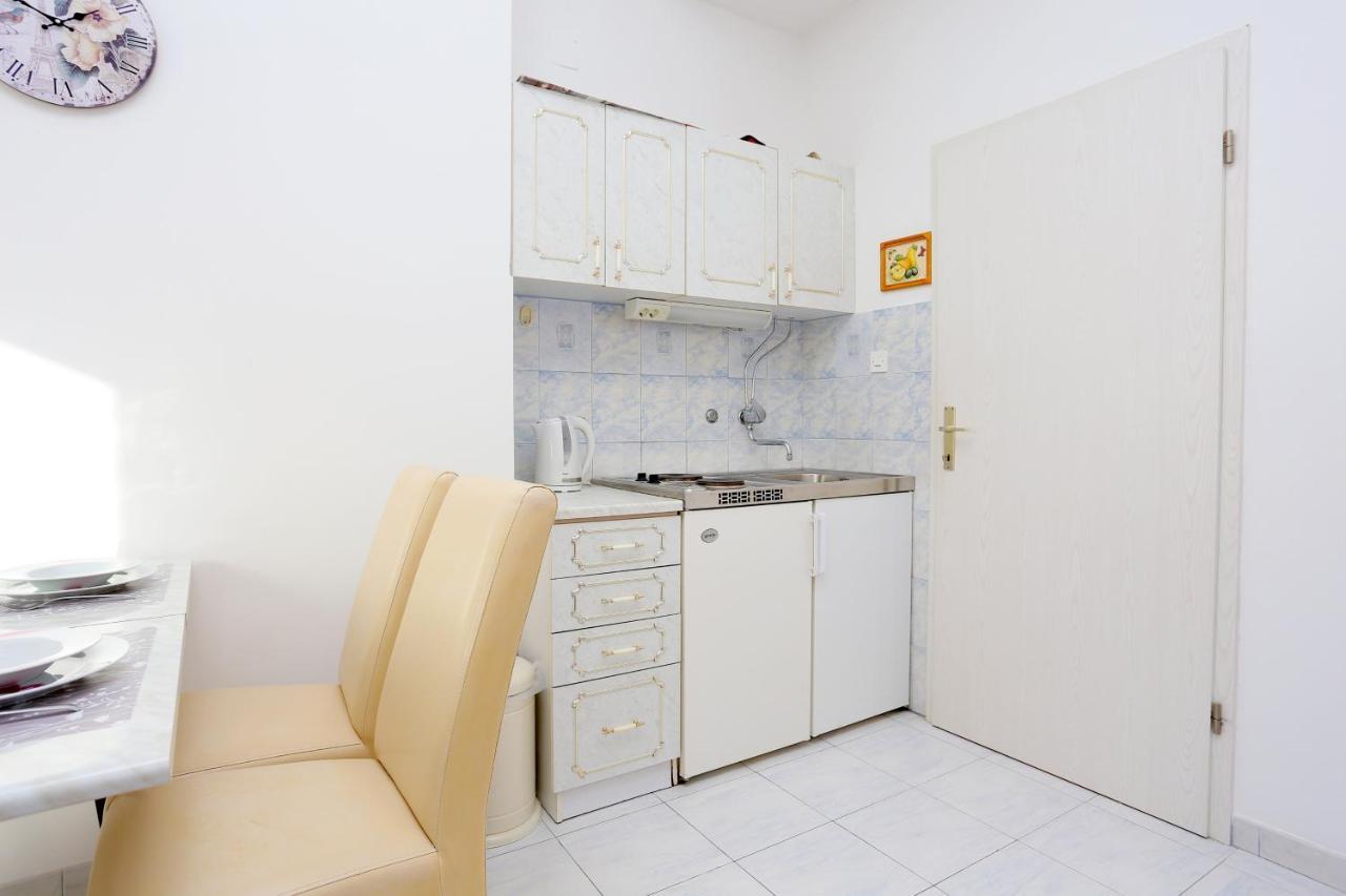 Apartments And Rooms With Parking Space Kastel Stafilic, Kastela - 18673 Екстериор снимка