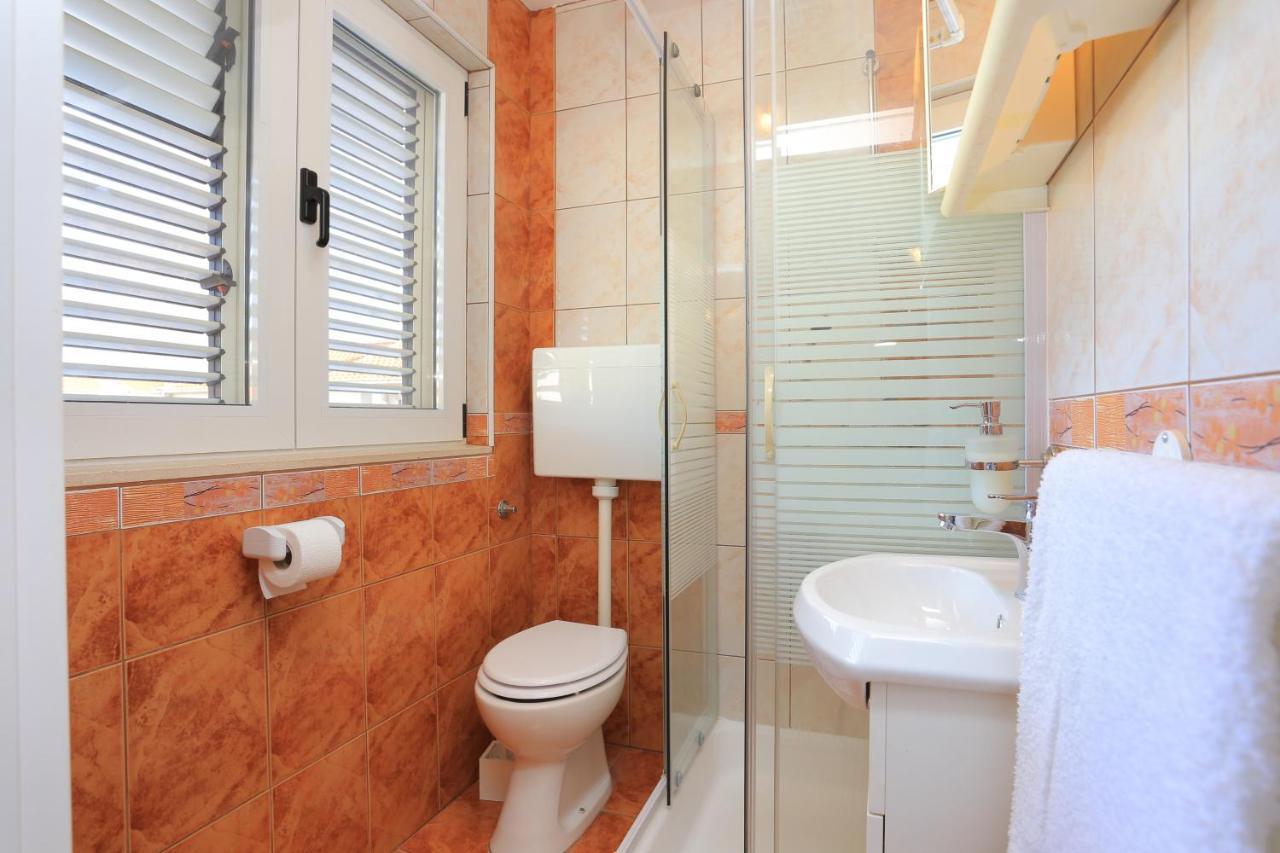 Apartments And Rooms With Parking Space Kastel Stafilic, Kastela - 18673 Екстериор снимка